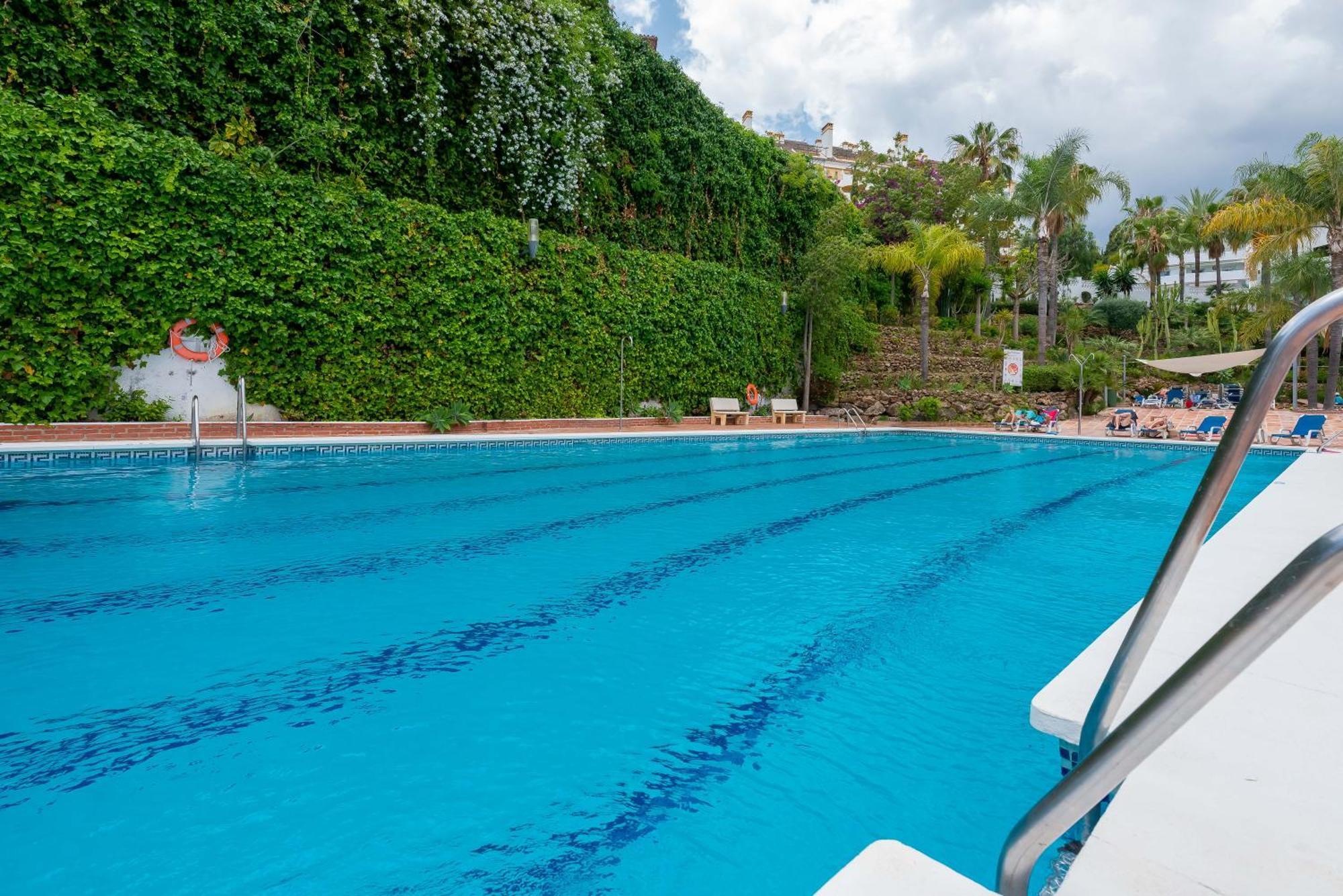 3 Bdrm Spacious Penthouse W/ 2 Pools & Bbq