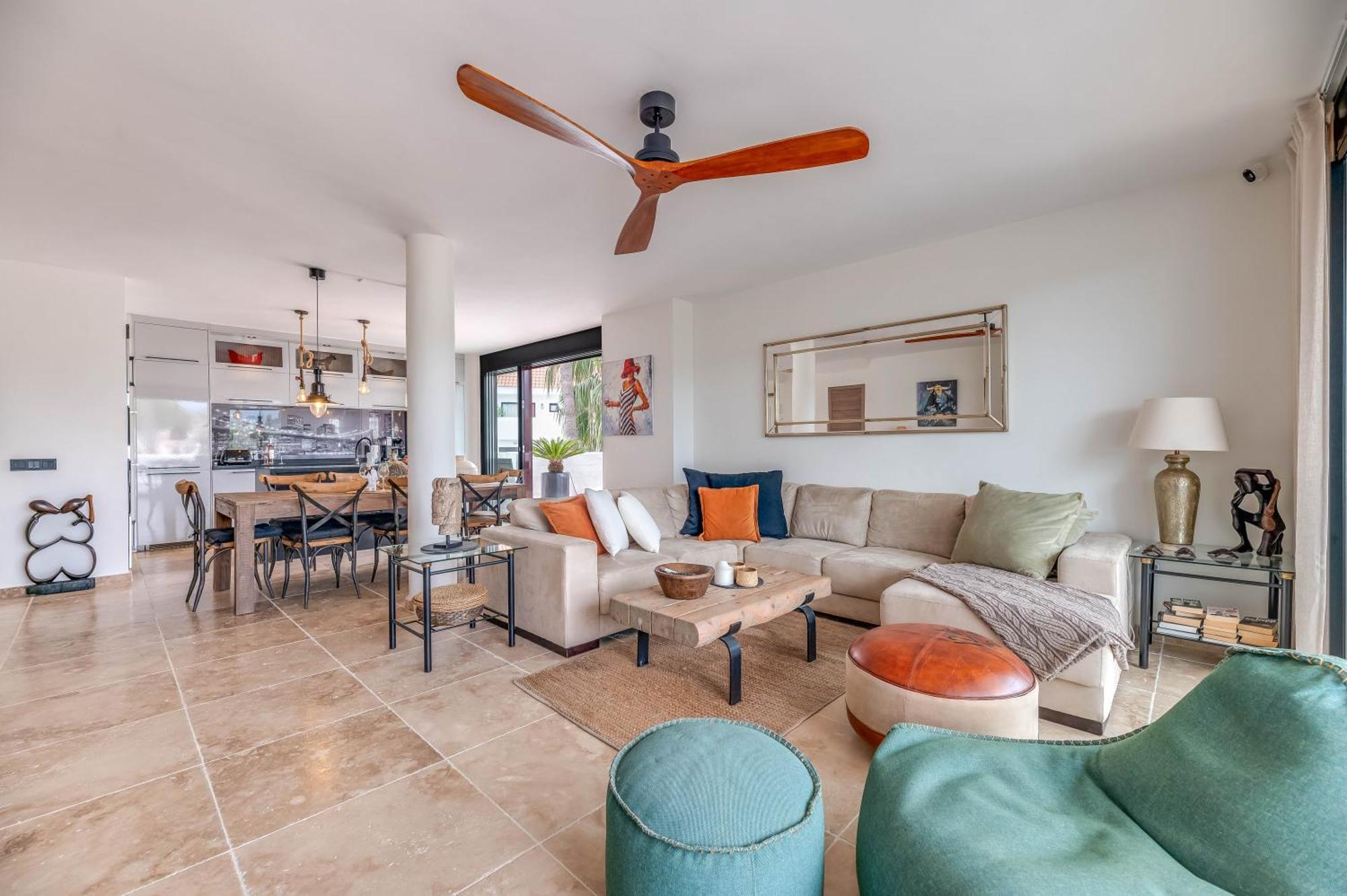 3 Bdrm Spacious Penthouse W/ 2 Pools & Bbq