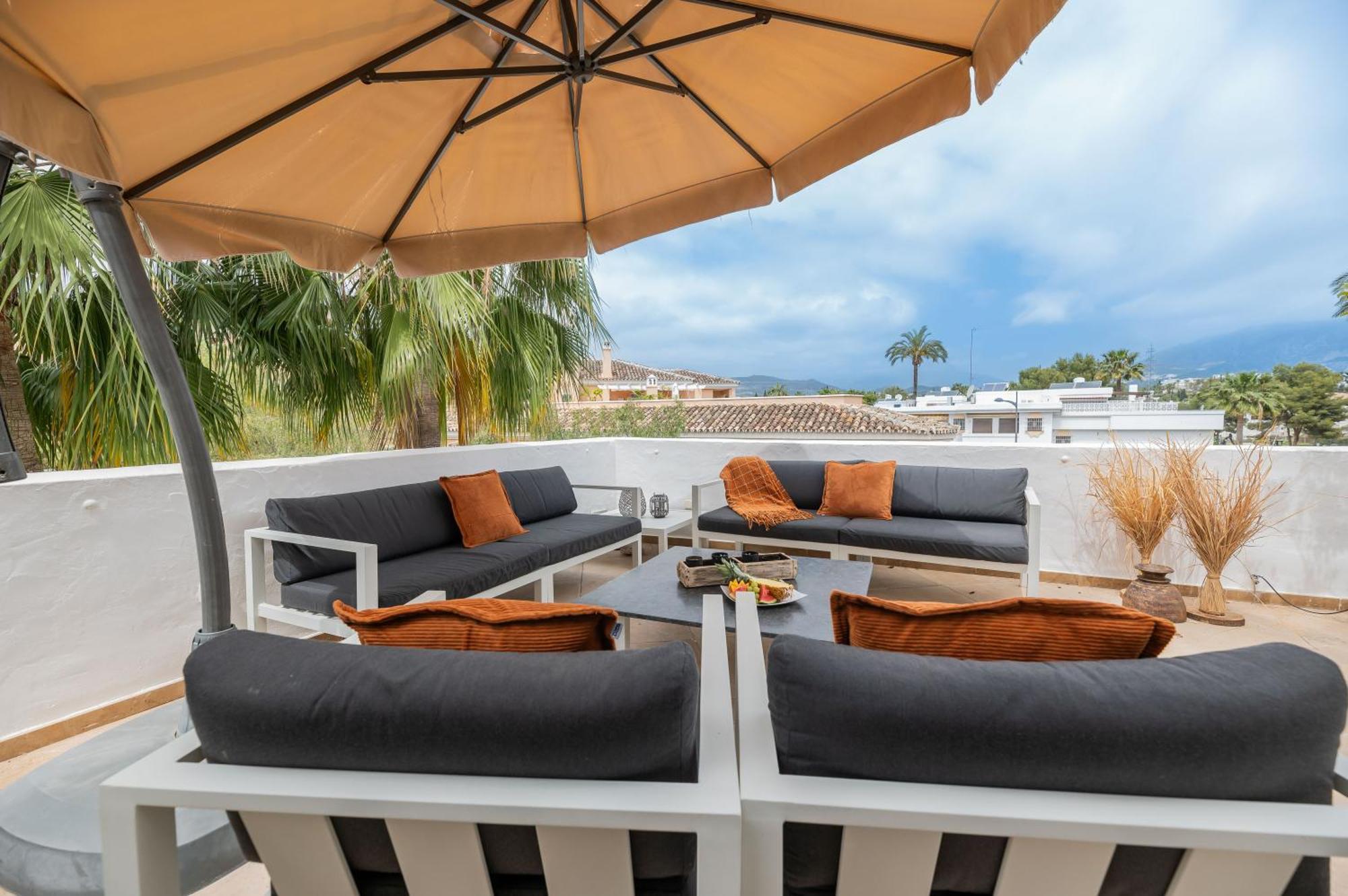 3 Bdrm Spacious Penthouse W/ 2 Pools & Bbq