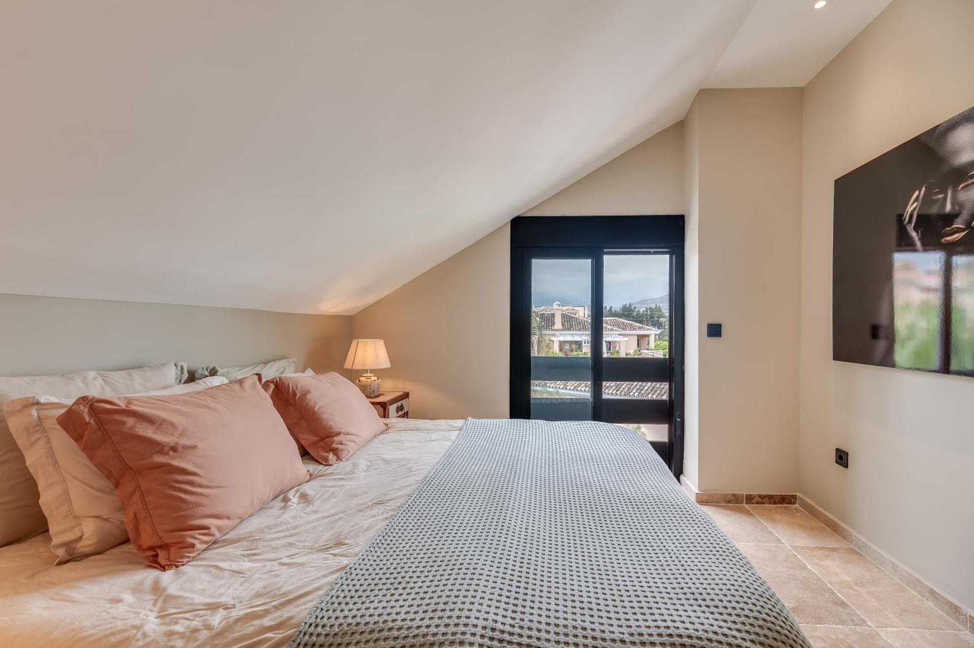 3 Bdrm Spacious Penthouse W/ 2 Pools & Bbq Marbella
